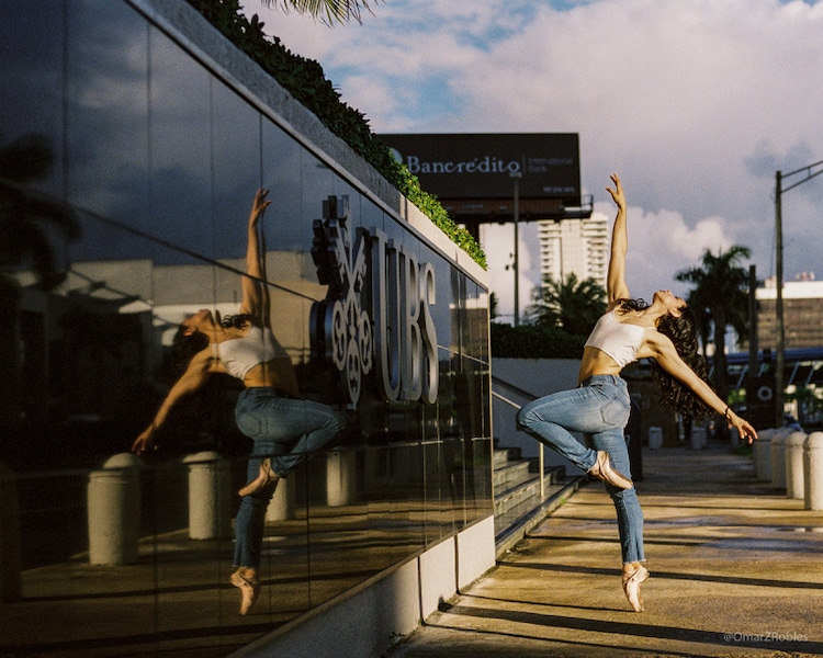 Грустный фотопроект об одиноких танцах в заброшенных зданиях города. Фото