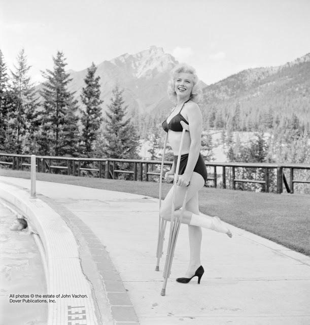 Фотография: Гипс — красоте не помеха: редкие фото Мэрилин Монро на костылях №5 - BigPicture.ru
