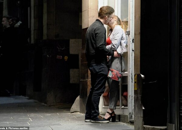 Последние романтики: любовь, молодежь и алкоголь на улицах Великобритании в День всех влюбленных