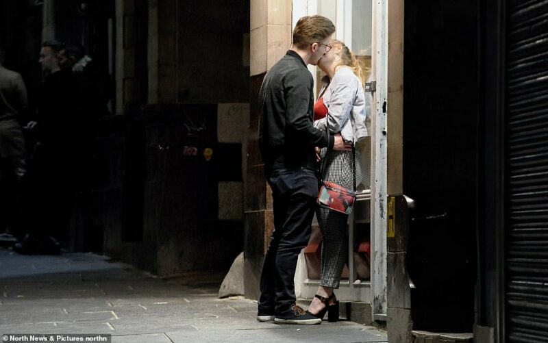 Фотография: Последние романтики: любовь, молодежь и алкоголь на улицах Великобритании в День всех влюбленных №20 - BigPicture.ru