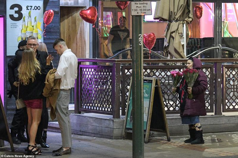 Фотография: Последние романтики: любовь, молодежь и алкоголь на улицах Великобритании в День всех влюбленных №12 - BigPicture.ru