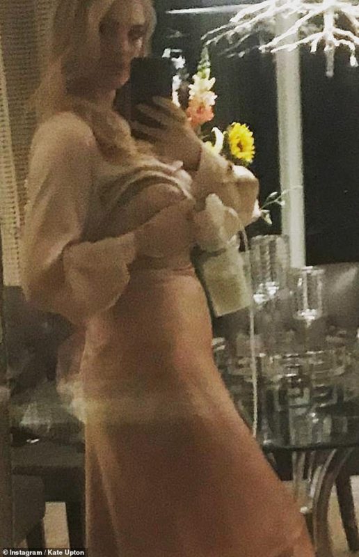 Фотография: Радость материнства: известная модель опубликовала в Инстаграме фотографию с молокососом на груди №2 - BigPicture.ru