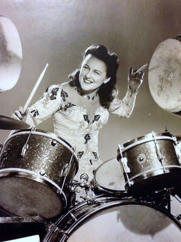 Фотография: Жизнь в зажигательном ритме: первой женщине-барабанщице стукнуло 106 лет №8 - BigPicture.ru