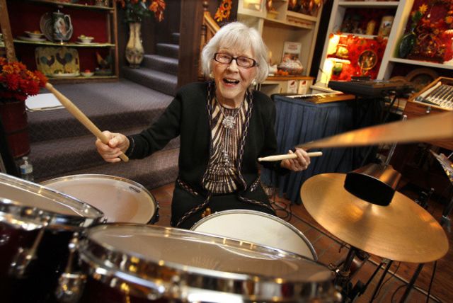Фотография: Жизнь в зажигательном ритме: первой женщине-барабанщице стукнуло 106 лет №2 - BigPicture.ru