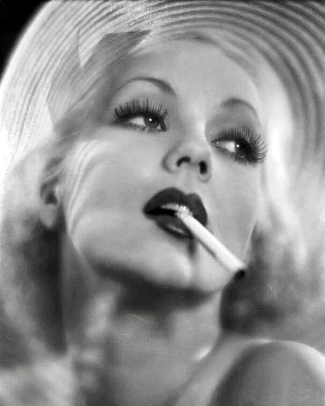 Фотография: Дымок соблазна: винтажные фото красоток с сигареткой №2 - BigPicture.ru
