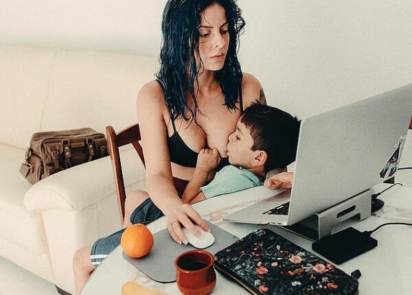 Безумная материнская любовь: женщина кормит 4-летнего сына грудью, а сеть негодует
