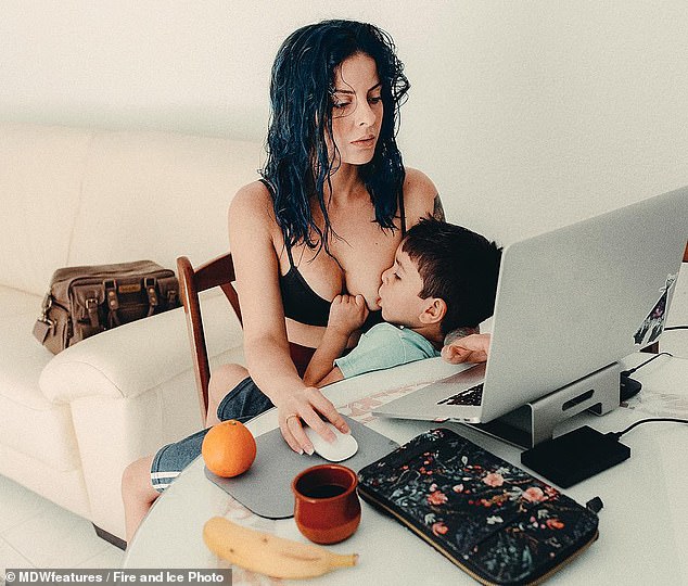 Фотография: Безумная материнская любовь: женщина кормит 4-летнего сына грудью, а сеть негодует №2 - BigPicture.ru