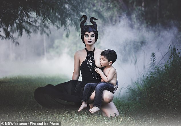 Фотография: Безумная материнская любовь: женщина кормит 4-летнего сына грудью, а сеть негодует №6 - BigPicture.ru