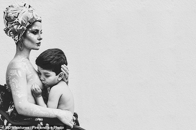 Фотография: Безумная материнская любовь: женщина кормит 4-летнего сына грудью, а сеть негодует №3 - BigPicture.ru