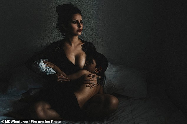 Фотография: Безумная материнская любовь: женщина кормит 4-летнего сына грудью, а сеть негодует №5 - BigPicture.ru