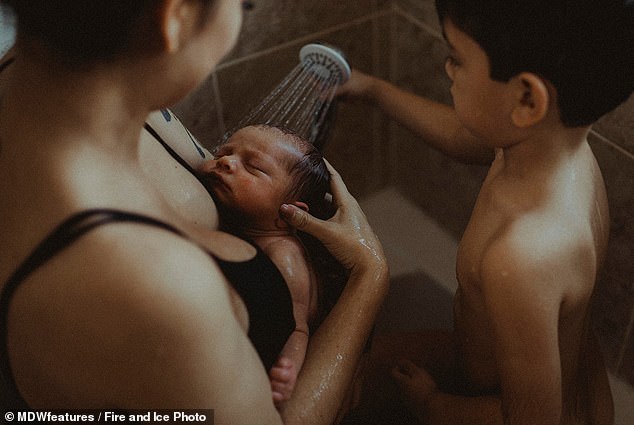 Фотография: Безумная материнская любовь: женщина кормит 4-летнего сына грудью, а сеть негодует №9 - BigPicture.ru