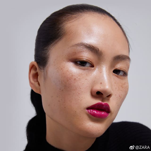 Фотография: Запятнанная репутация: китайцы протестуют против модели-азиатки с веснушками из рекламы Zara №4 - BigPicture.ru