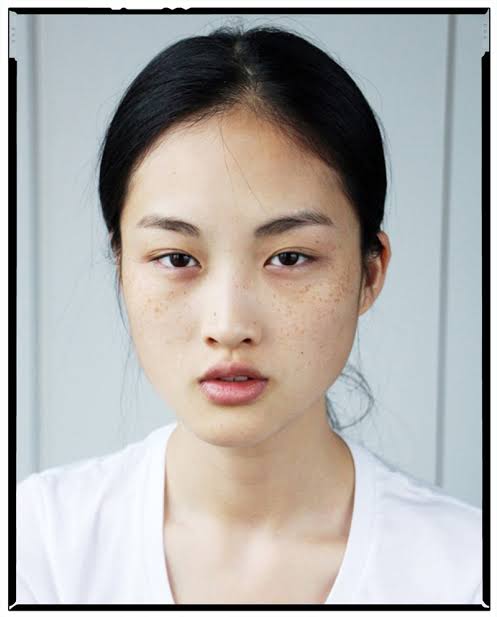 Фотография: Запятнанная репутация: китайцы протестуют против модели-азиатки с веснушками из рекламы Zara №10 - BigPicture.ru
