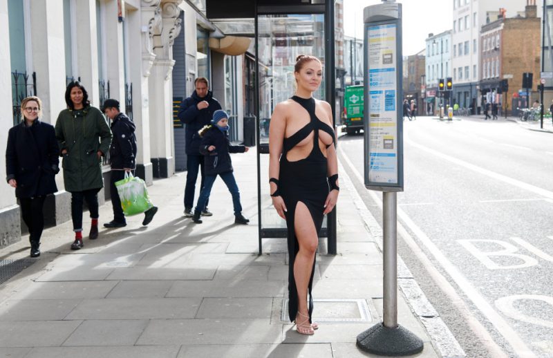 Фотография: Оголенные нервы: женщина прогулялась по улицам Лондона в платье, как у Ким Кардашьян №6 - BigPicture.ru