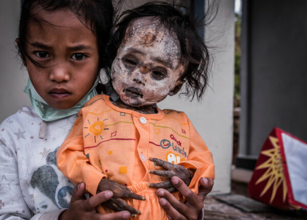 Вечная память: жители индонезийского племени десятилетиями хранят в домах тела усопших родственников
