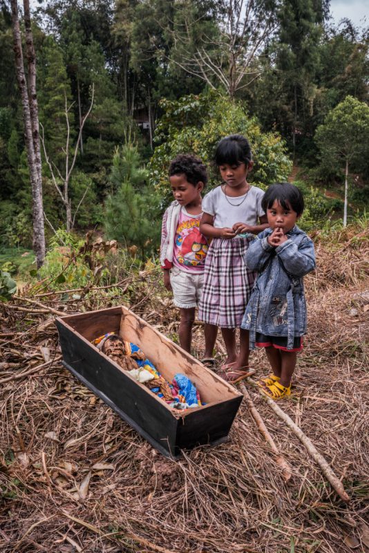 Фотография: Вечная память: жители индонезийского племени десятилетиями хранят в домах тела усопших родственников №8 - BigPicture.ru