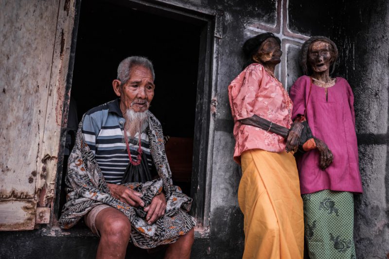 Фотография: Вечная память: жители индонезийского племени десятилетиями хранят в домах тела усопших родственников №15 - BigPicture.ru