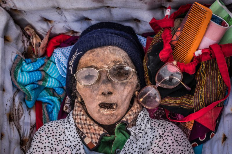 Фотография: Вечная память: жители индонезийского племени десятилетиями хранят в домах тела усопших родственников №16 - BigPicture.ru