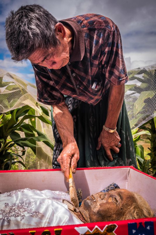 Фотография: Вечная память: жители индонезийского племени десятилетиями хранят в домах тела усопших родственников №17 - BigPicture.ru