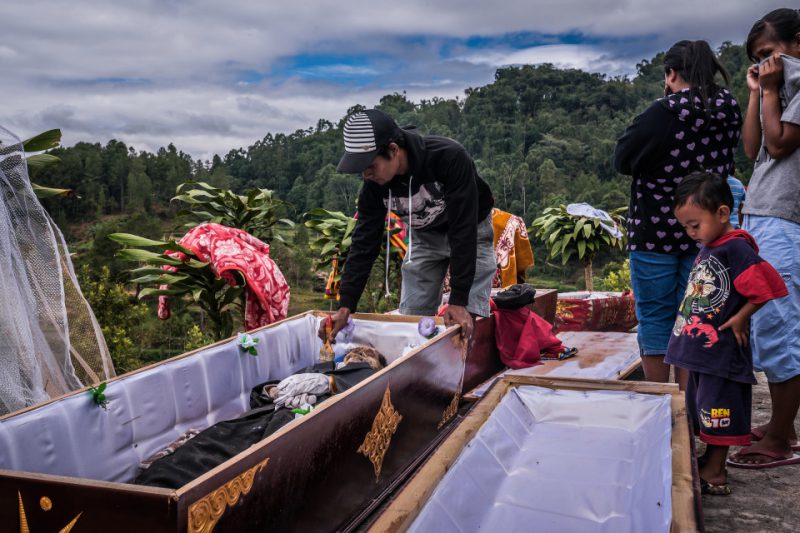 Фотография: Вечная память: жители индонезийского племени десятилетиями хранят в домах тела усопших родственников №25 - BigPicture.ru