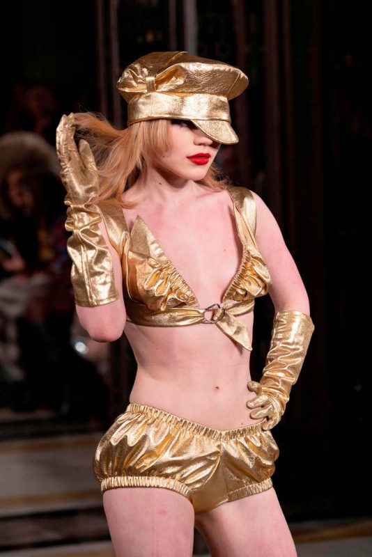 Фотография: Лоскуток - на лобок: откровенная коллекция Пэм Хогг взорвала Лондонскую неделю моды №7 - BigPicture.ru