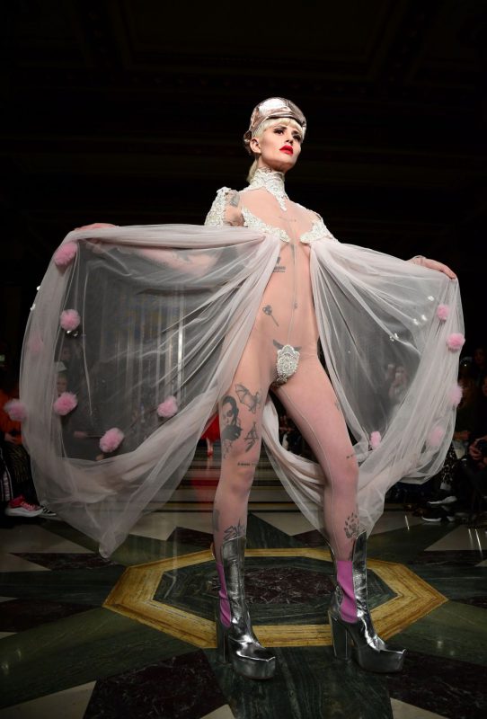 Фотография: Лоскуток - на лобок: откровенная коллекция Пэм Хогг взорвала Лондонскую неделю моды №12 - BigPicture.ru