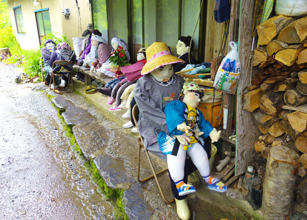 Мертвые души: художница «населила» опустевшую деревню куклами