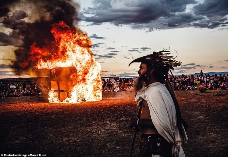 Фотография: Пламя свободы: обнаженные чувства и тела на ежегодных фестивалях 