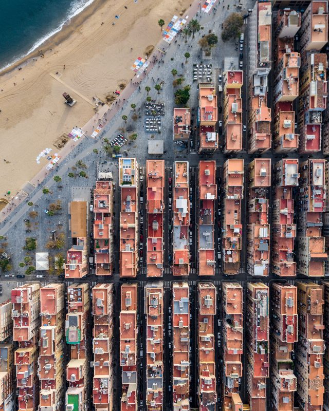Город баланса и симметрии: Барселона с высоты птичьего полета