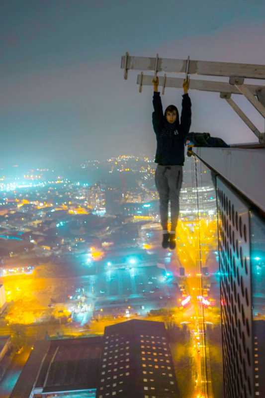 Фотография: Без страха и рассудка: парень фотографируется на высоте 230 метров без страховки №2 - BigPicture.ru
