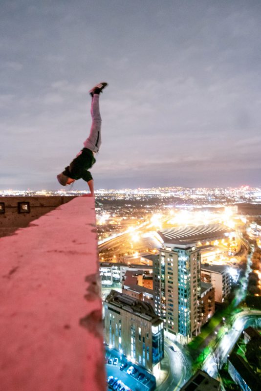 Фотография: Без страха и рассудка: парень фотографируется на высоте 230 метров без страховки №4 - BigPicture.ru