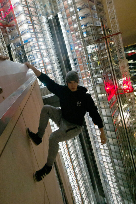 Фотография: Без страха и рассудка: парень фотографируется на высоте 230 метров без страховки №5 - BigPicture.ru