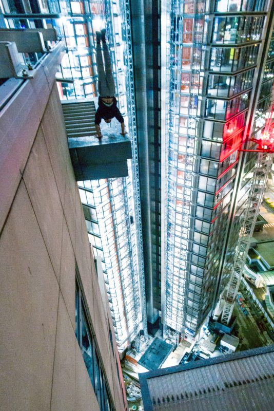 Фотография: Без страха и рассудка: парень фотографируется на высоте 230 метров без страховки №6 - BigPicture.ru