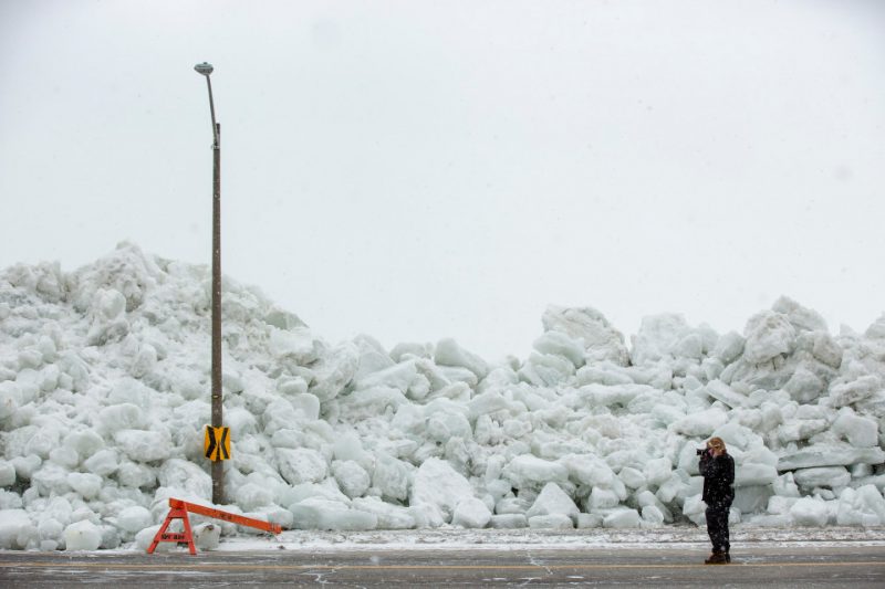 Фотография: В плену у Снежной Королевы: необычное ледяное цунами сковало селения на берегу озера Эри №9 - BigPicture.ru