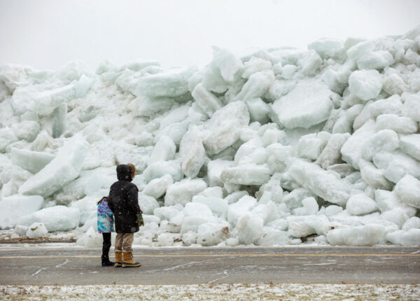 В плену у Снежной Королевы: необычное ледяное цунами сковало селения на берегу озера Эри