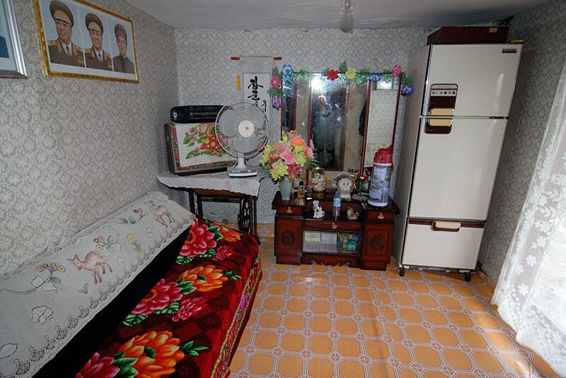 Пустота, простота и нищета: 16 реальных фото квартир жителей Северной Кореи