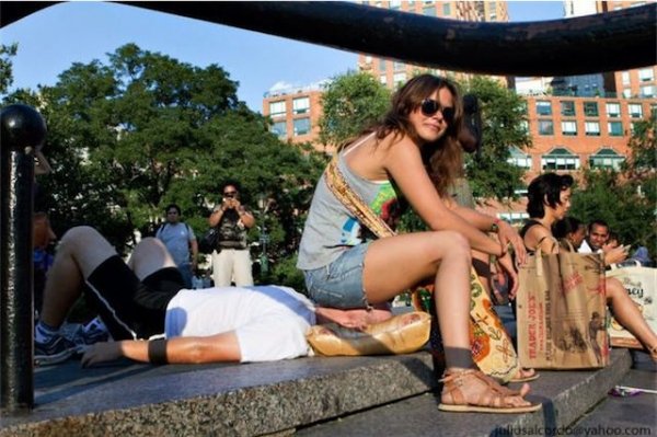 Фотография: Чудак из Бруклина приглашает женщин посидеть на его лице ради мира №15 - BigPicture.ru