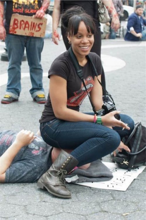 Фотография: Чудак из Бруклина приглашает женщин посидеть на его лице ради мира №10 - BigPicture.ru