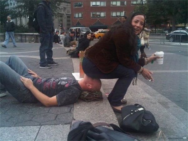 Фотография: Чудак из Бруклина приглашает женщин посидеть на его лице ради мира №14 - BigPicture.ru