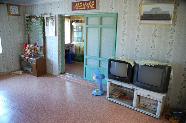 Фотография: Пустота, простота и нищета: 16 реальных фото квартир жителей Северной Кореи №12 - BigPicture.ru