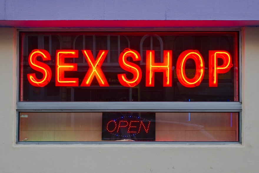 Фотография: Sex shop: что покупают пенсионеры, кто больше всех смущается и какие товары самые популярные №9 - BigPicture.ru