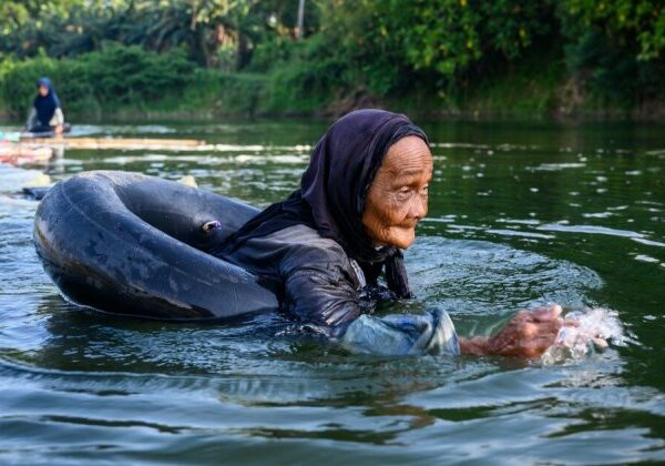 3 км вплавь преодолевают 80-летние старушки с Сулавеси, чтобы добыть питьевую воду