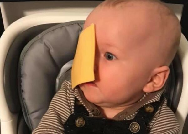 Новый странный челлендж: брось ребенку сыр в лицо!