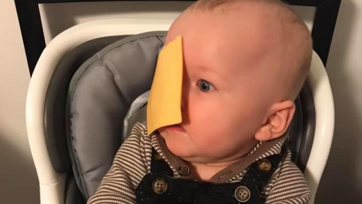 Фотография: Новый странный челлендж: брось ребенку сыр в лицо! №1 - BigPicture.ru