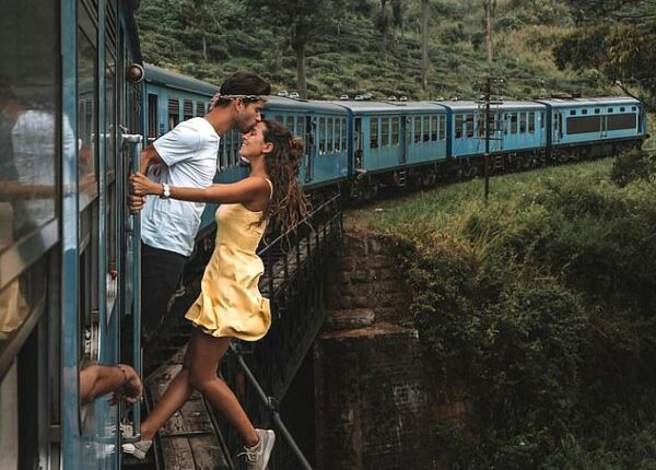 Жизнь — за лайки: пара блогеров-путешественников чуть не выпала из поезда в пропасть, делая захватывающее фото