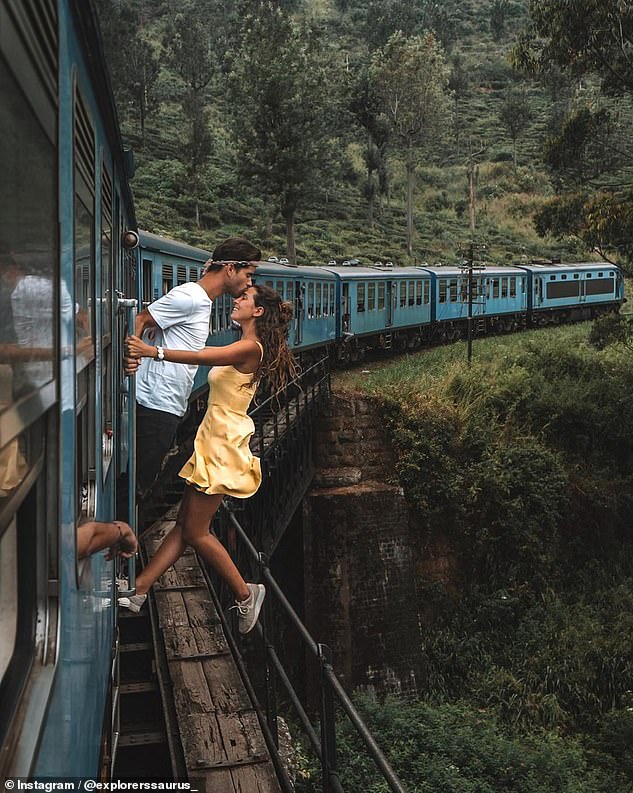 Фотография: Жизнь — за лайки: пара блогеров-путешественников чуть не выпала из поезда в пропасть, делая захватывающее фото №3 - BigPicture.ru