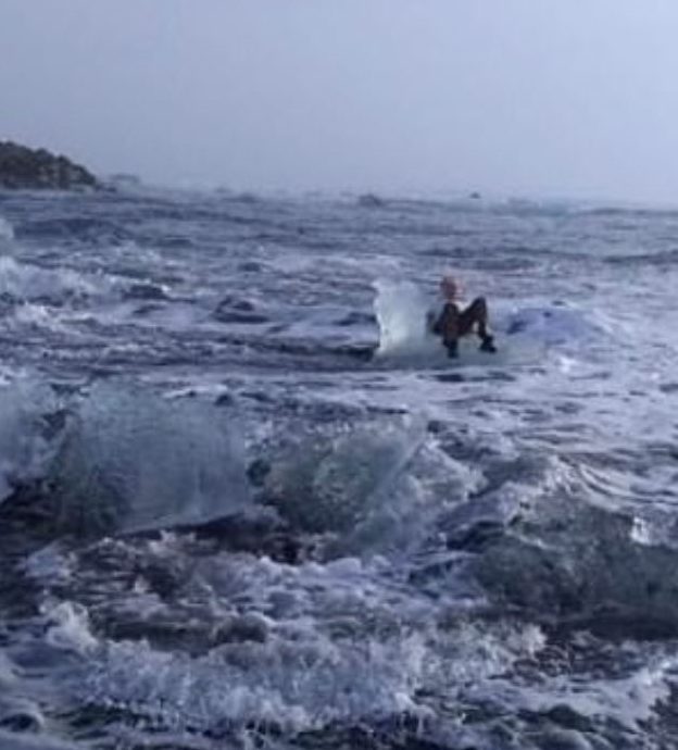 Фотография: Королева, потерявшая трон: бабушку отнесло на льдине в открытое море во время фотосессии №4 - BigPicture.ru