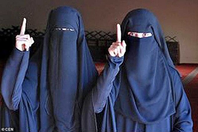 Фотография: Джихадистки-пропагандистки: девушкам из Австрии, которые рекламировали ИГИЛ на фотографиях в сети, грозит 15 лет тюрьмы №5 - BigPicture.ru