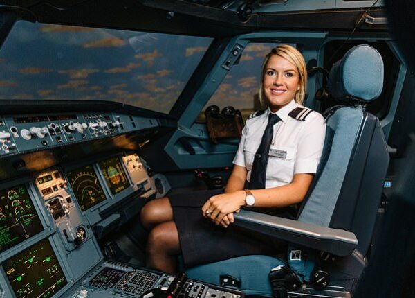 Покорительницы небес: девушки-пилоты из Великобритании рассказали о буднях в кабине самолета