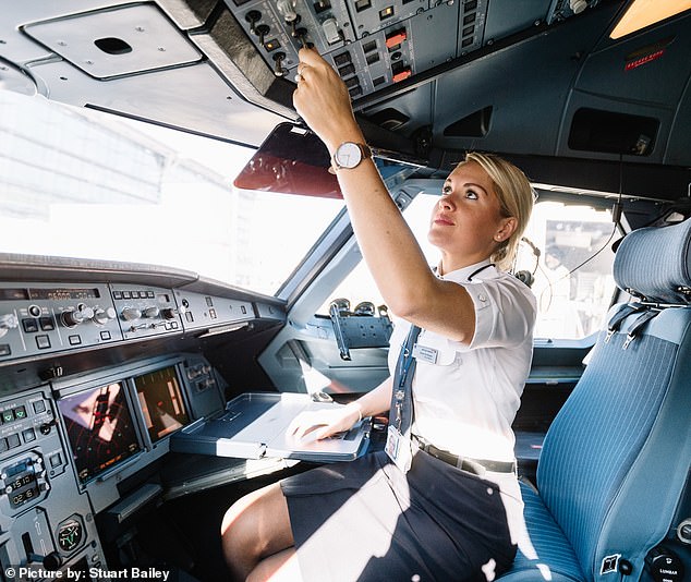 Фотография: Покорительницы небес: девушки-пилоты из Великобритании рассказали о буднях в кабине самолета №5 - BigPicture.ru